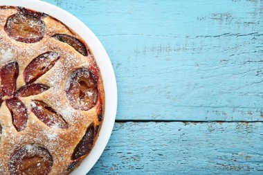 Tatlı kuru üzümlü kek 