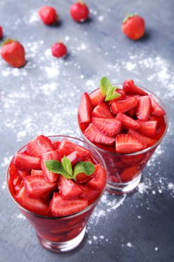 Çilek cam ile jöle 