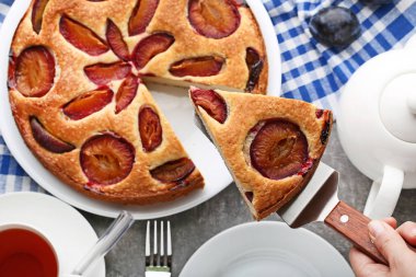 Çay ile tatlı kuru üzümlü kek