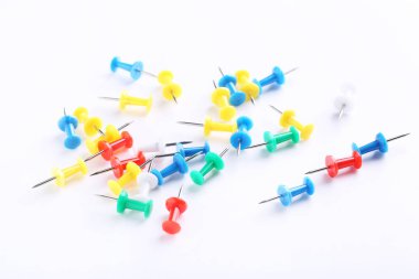 Beyaz arkaplanda izole edilmiş renkli itme iğneleri