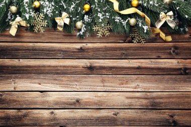 Baubles ile Noel köknar ağacı dalları