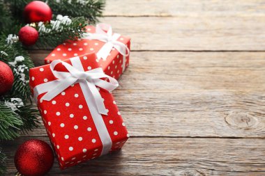 Hediye kutusu baubles ve köknar ağacı dalları ile 