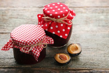 Erik reçeli kavanozlara 