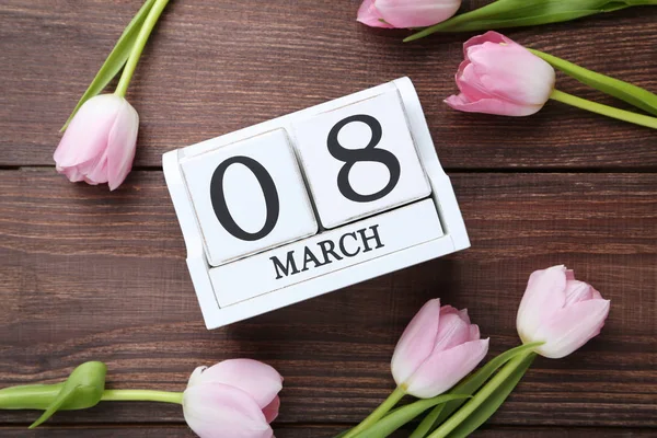 Bouquet of tulips with cube calendar — Stock Photo, Image