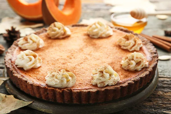 Kürbiskuchen mit Schlagsahne — Stockfoto