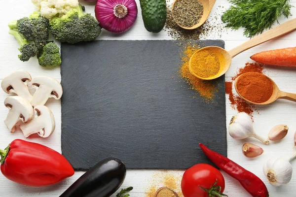 Tabla de cortar negro con verduras — Foto de Stock