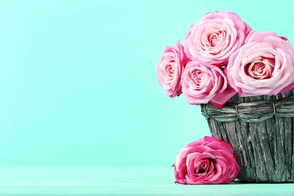 Rózsaszín rózsák kosárban csokor — Stock Fotó
