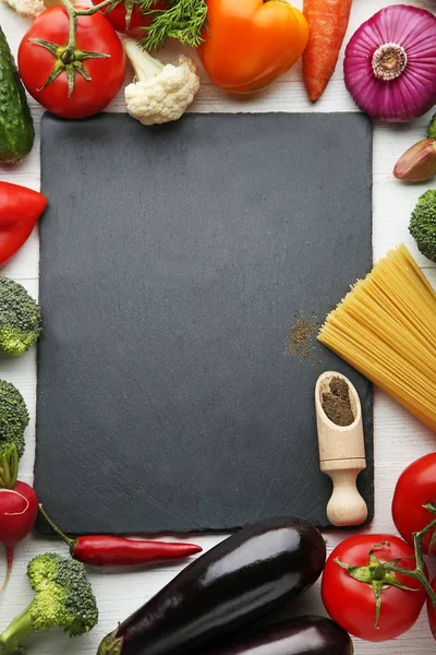 Tagliere nero con verdure — Foto Stock