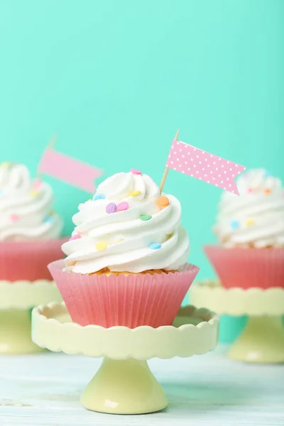 Cupcakes saborosos na banca de bolo — Fotografia de Stock
