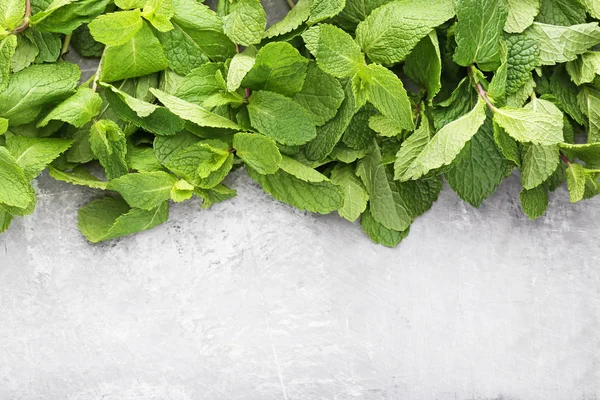 Hojas de menta fresca en la mesa — Foto de Stock