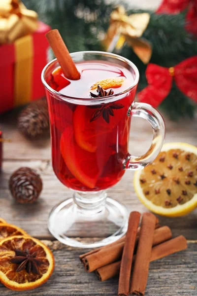 Mulled wine in glass with spices — Stock Photo, Image