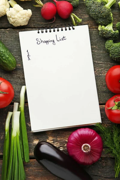 纸上的空白购物清单与蔬菜 — 图库照片