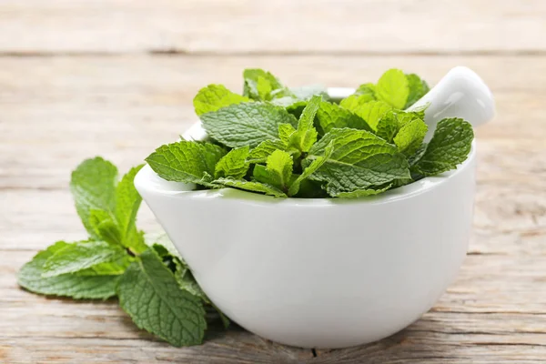 Daun mint segar dalam mortir — Stok Foto