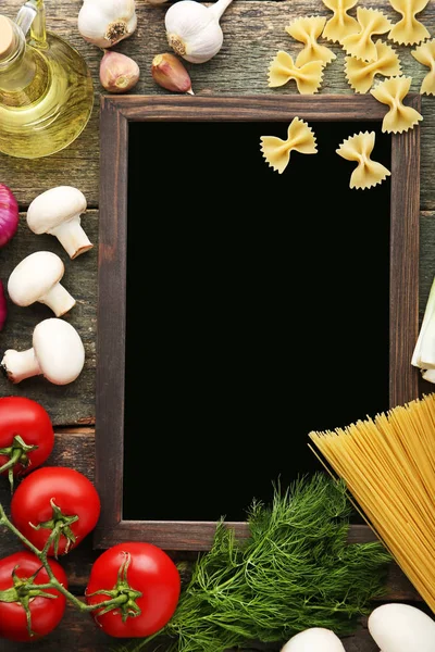 Telaio in legno nero con verdure e pasta — Foto Stock