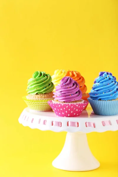 Läckra cupcakes på en gul — Stockfoto