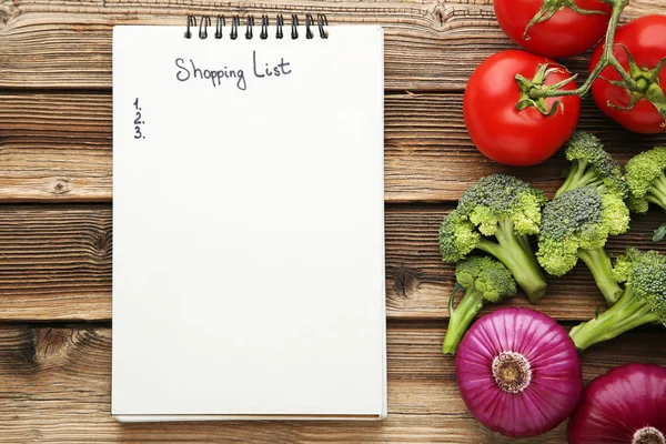 纸上的空白购物清单与蔬菜 — 图库照片