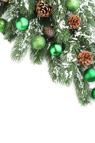 Spar-kerstboom takken met kerstballen — Stockfoto