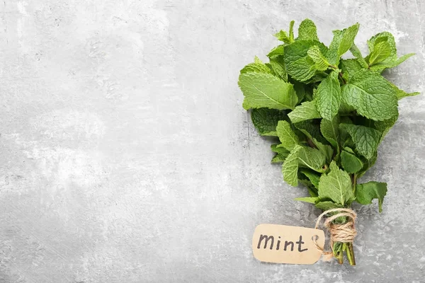 Foglie di menta fresca in tavola — Foto Stock