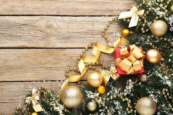 Spar-kerstboom takken met kerstballen Stockfoto