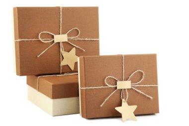 İzole kahverengi hediye kutuları 