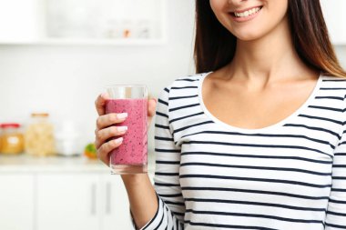 Genç kadın içme güler yüzlü