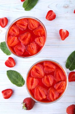 Çilek cam ile jöle