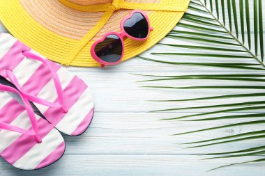 Masadaki plaj aksesuarları