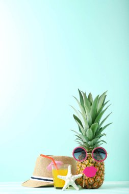 Bununla birlikte güneş gözlüklü olgun ananas 