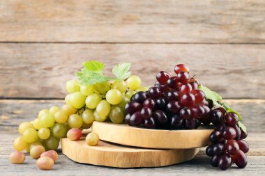 yeşil ve kırmızı üzümler