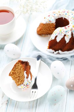 Kek ile sprinkles ve Paskalya yumurtaları