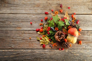 çilek ile sonbahar yaprakları 