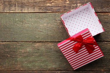 kurdele ile hediye kutusu açma 