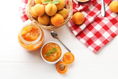 Kase ve cam kavanoza kayısı reçeli 