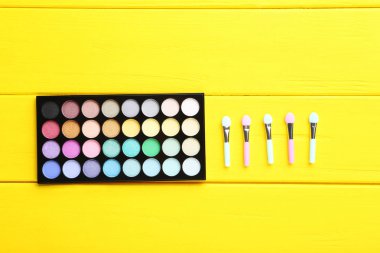 Makyaj kozmetik masada