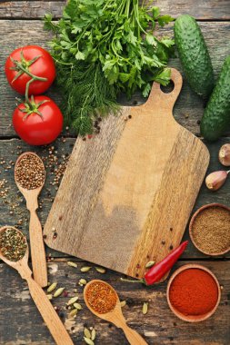 Sebze ile kahverengi kesme tahtası 