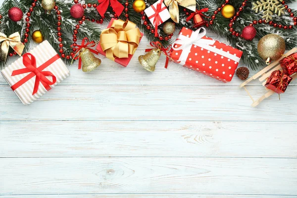 Vánoční jedle silnější větve cetky — Stock fotografie