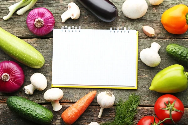 Livro de receitas em branco com legumes — Fotografia de Stock