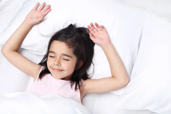 Schönes kleines Mädchen schläft im weißen Bett — Stockfoto