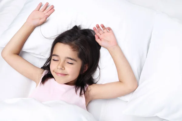 Menina bonita dormindo na cama branca — Fotografia de Stock