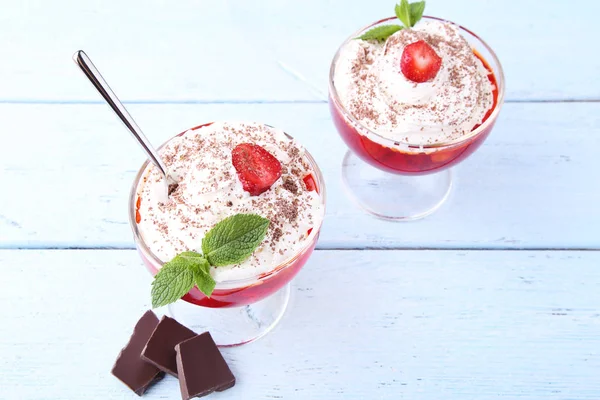 Jalea con fresas y crema en vidrio —  Fotos de Stock