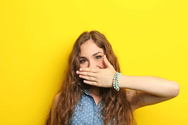 Portrét mladé ženy na žlutém podkladu — Stock fotografie