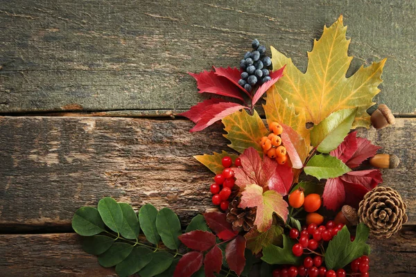 çilek ile sonbahar yaprakları 
