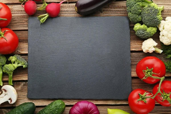 Tagliere nero con verdure — Foto Stock
