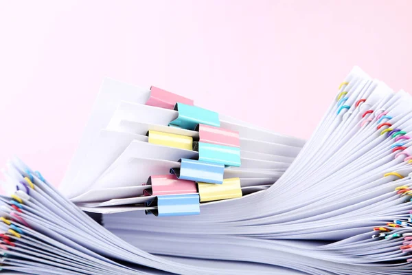 Papierstapel mit Büroklammern — Stockfoto