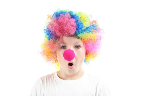 Porträt eines kleinen Jungen Clown auf weißem Hintergrund — Stockfoto