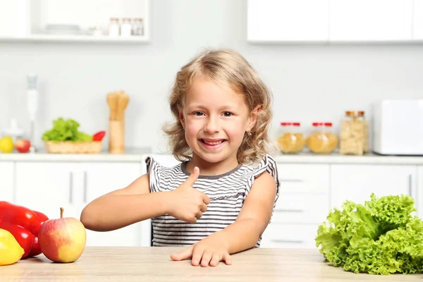 Gadis kecil duduk di dapur — Stok Foto