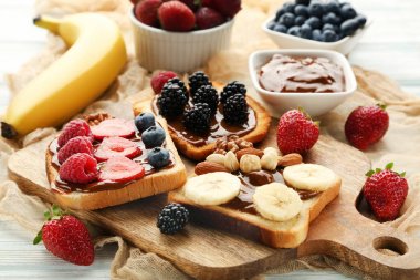 Tost ekmeği çilek ile 