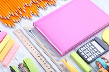 tablo üzerinde okul malzemeleri