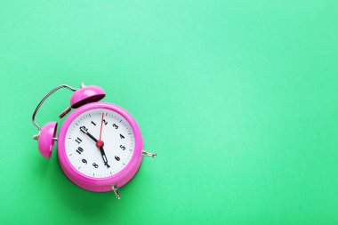 Pembe alarm saati 
