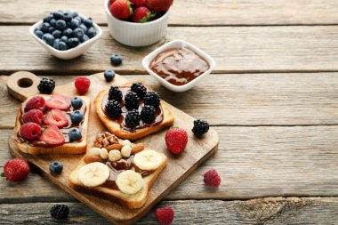 Tost ekmeği çilek ile 